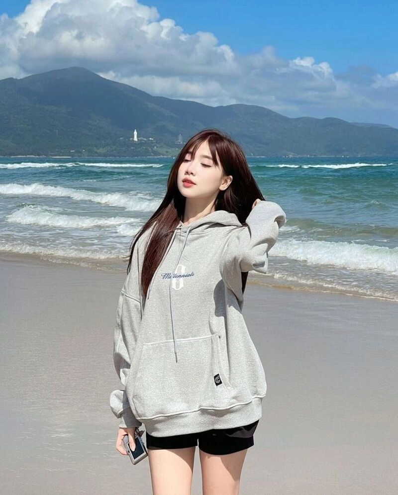ảnh gái xinh mặc áo hoodie