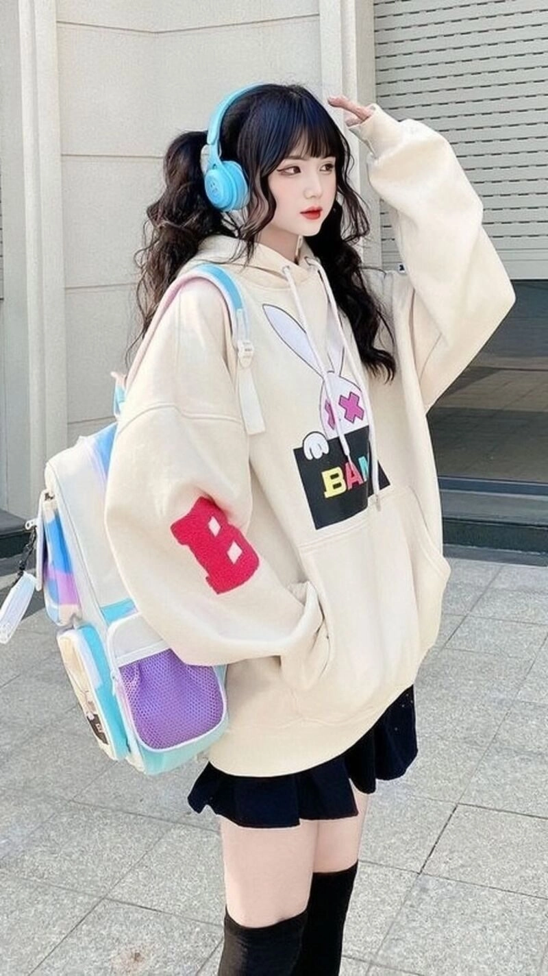 ảnh gái xinh mặc áo hoodie