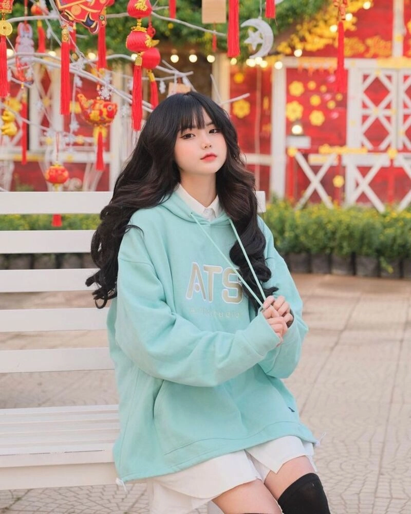 ảnh gái xinh mặc áo hoodie