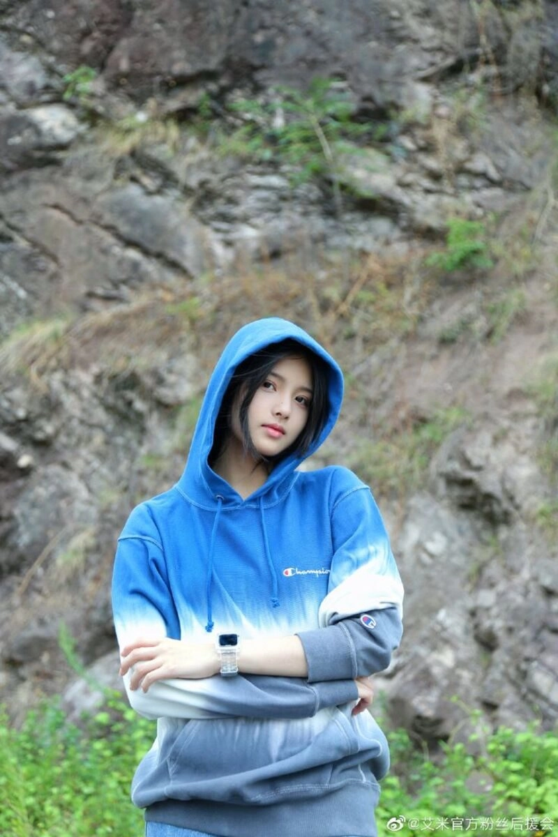 ảnh gái xinh mặc áo hoodie