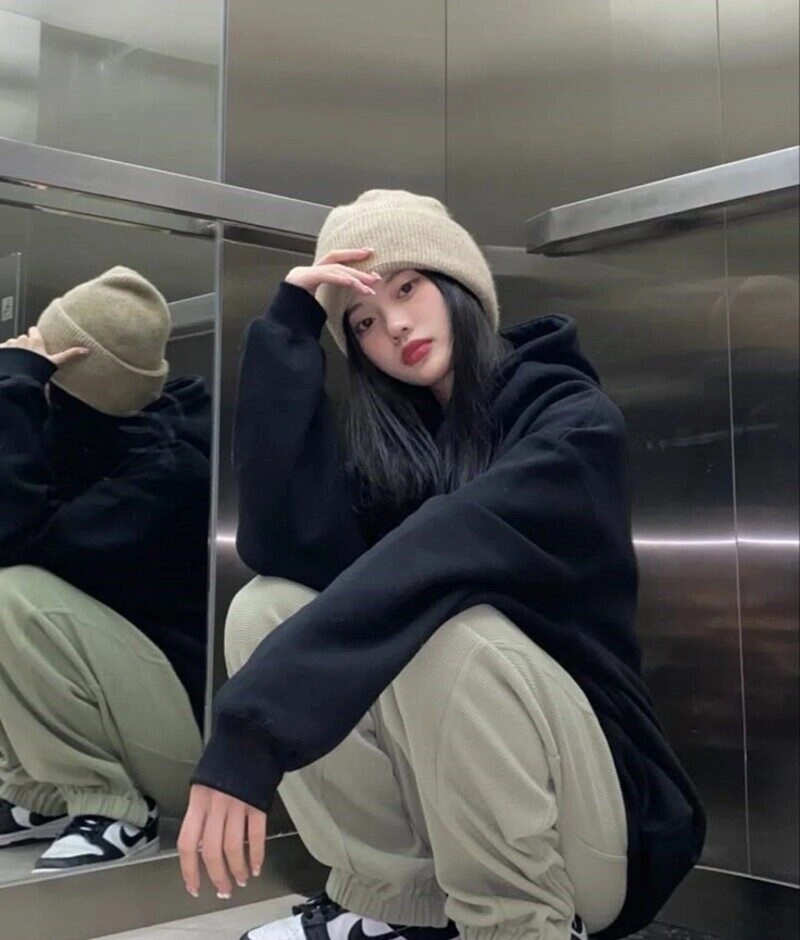 ảnh gái xinh mặc áo hoodie