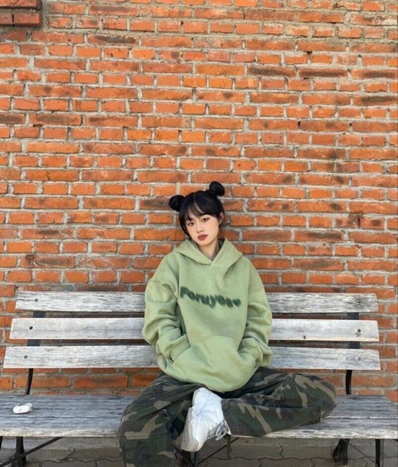 ảnh gái xinh mặc áo hoodie