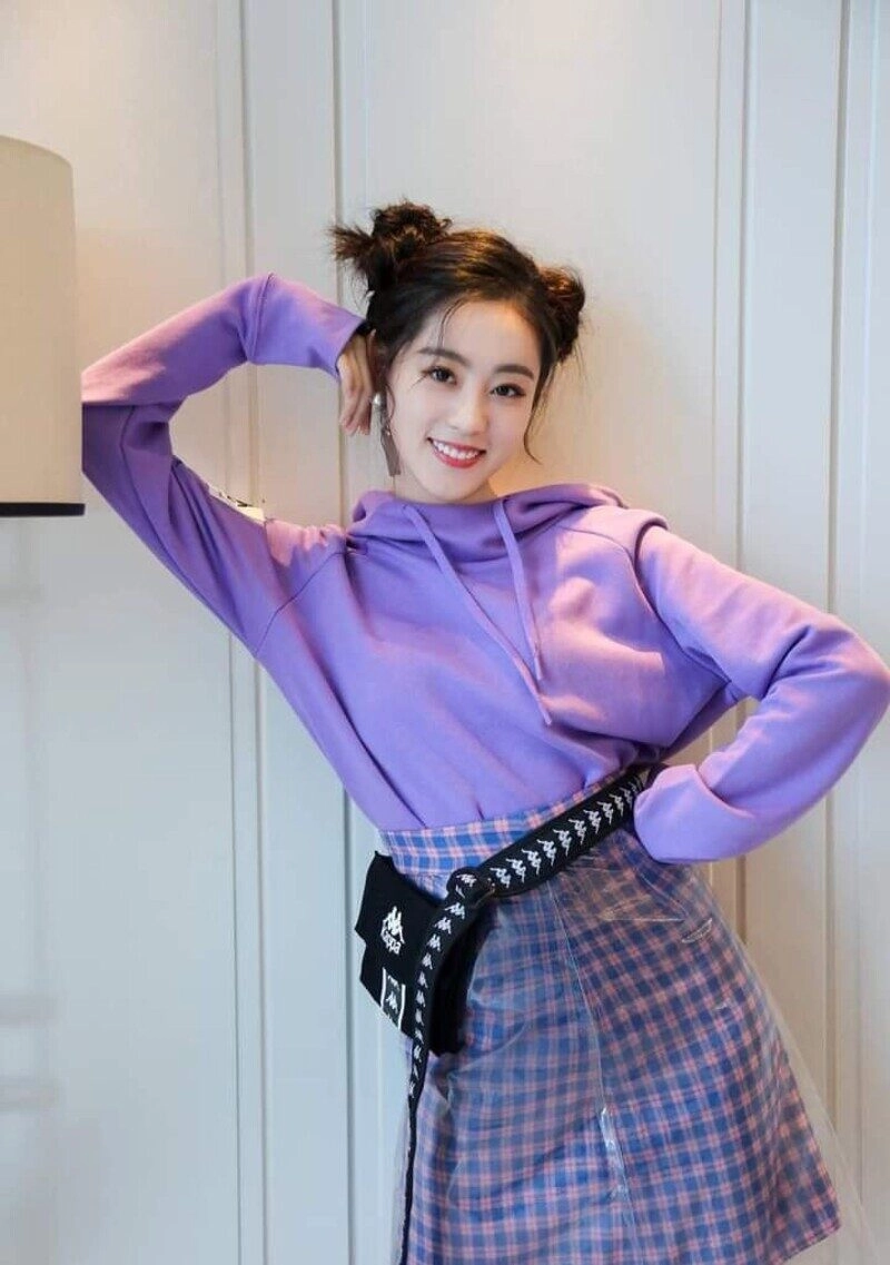 ảnh gái xinh mặc áo hoodie