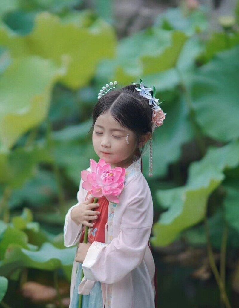 chụp ảnh sen cho bé gái