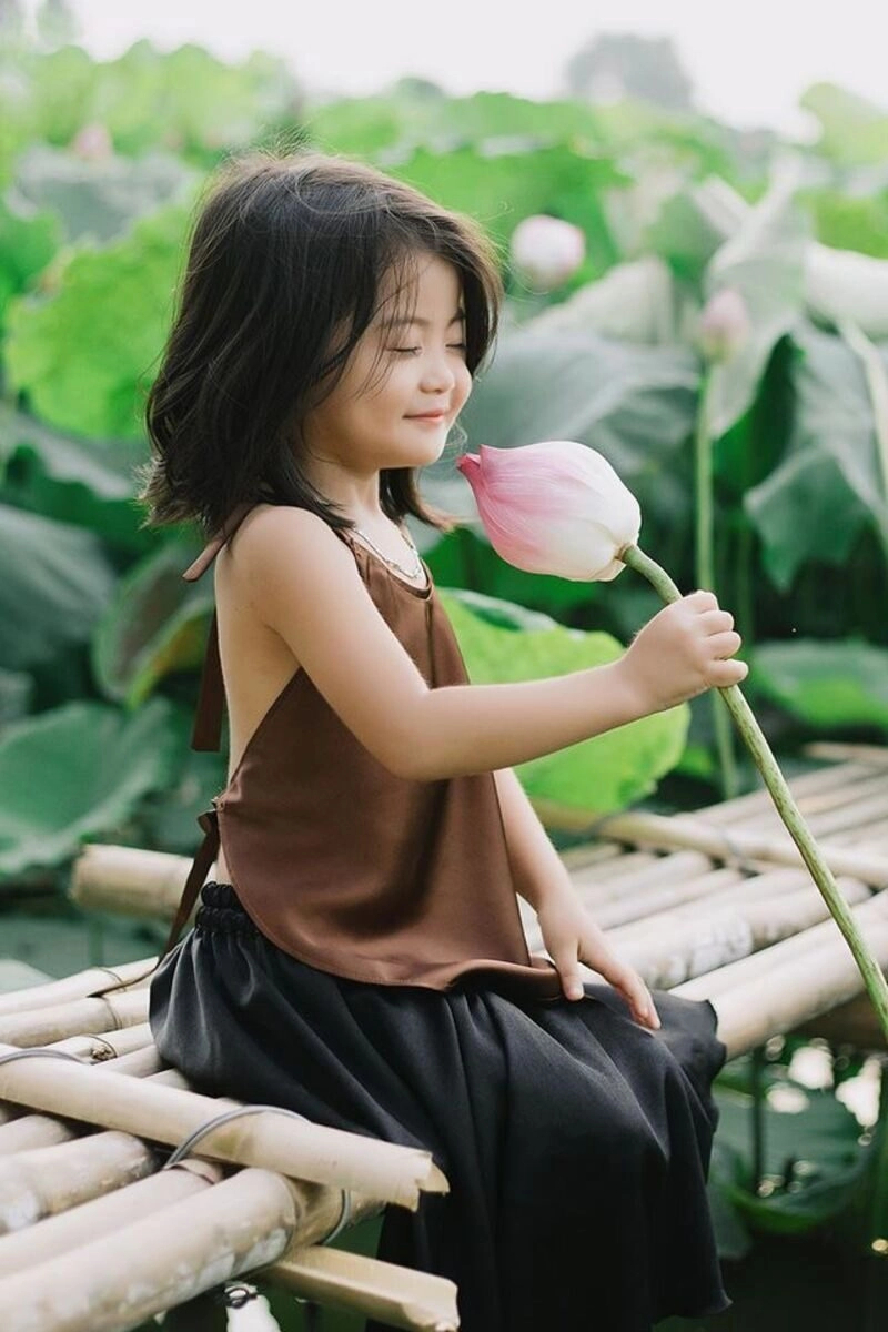 chụp ảnh sen cho bé gái