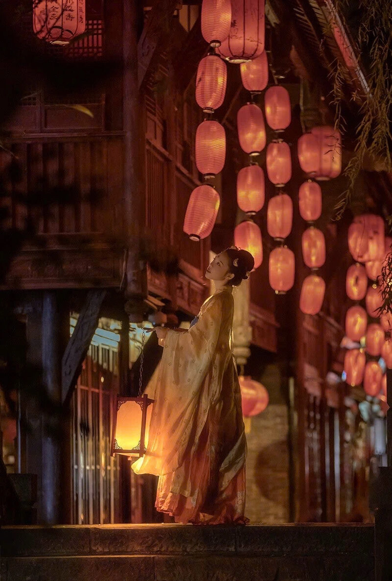 Hình ảnh cô gái soi đèn xuống cầu thang đẹp