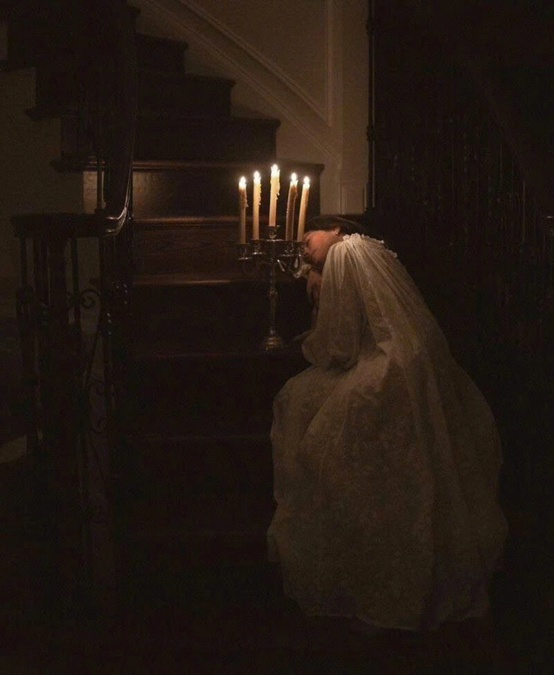 Hình ảnh cô gái soi đèn xuống cầu thang đẹp