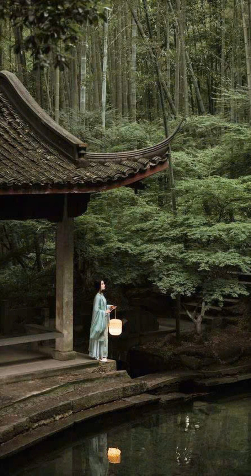 Hình ảnh cô gái soi đèn xuống cầu thang đẹp