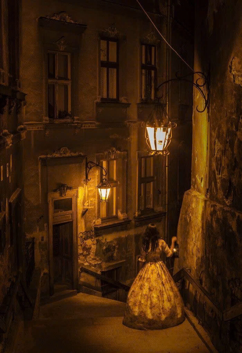 Hình ảnh cô gái soi đèn xuống cầu thang đẹp