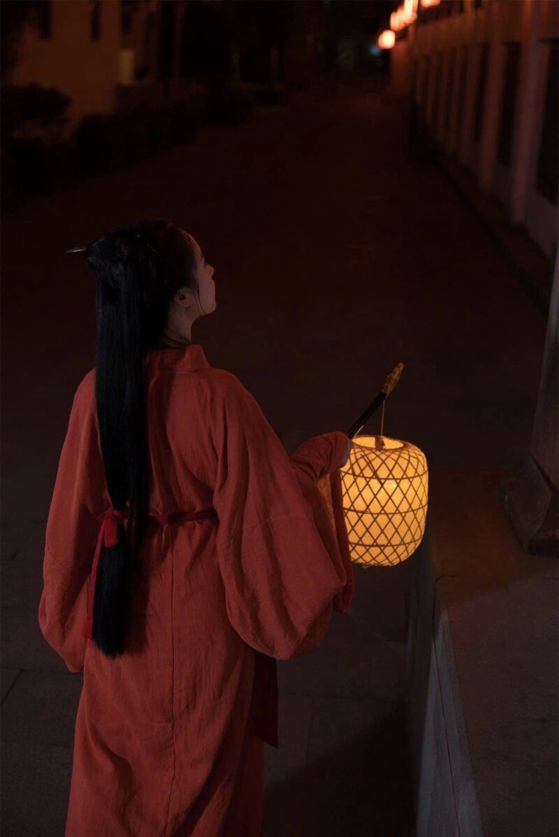 Hình ảnh cô gái soi đèn xuống cầu thang đẹp