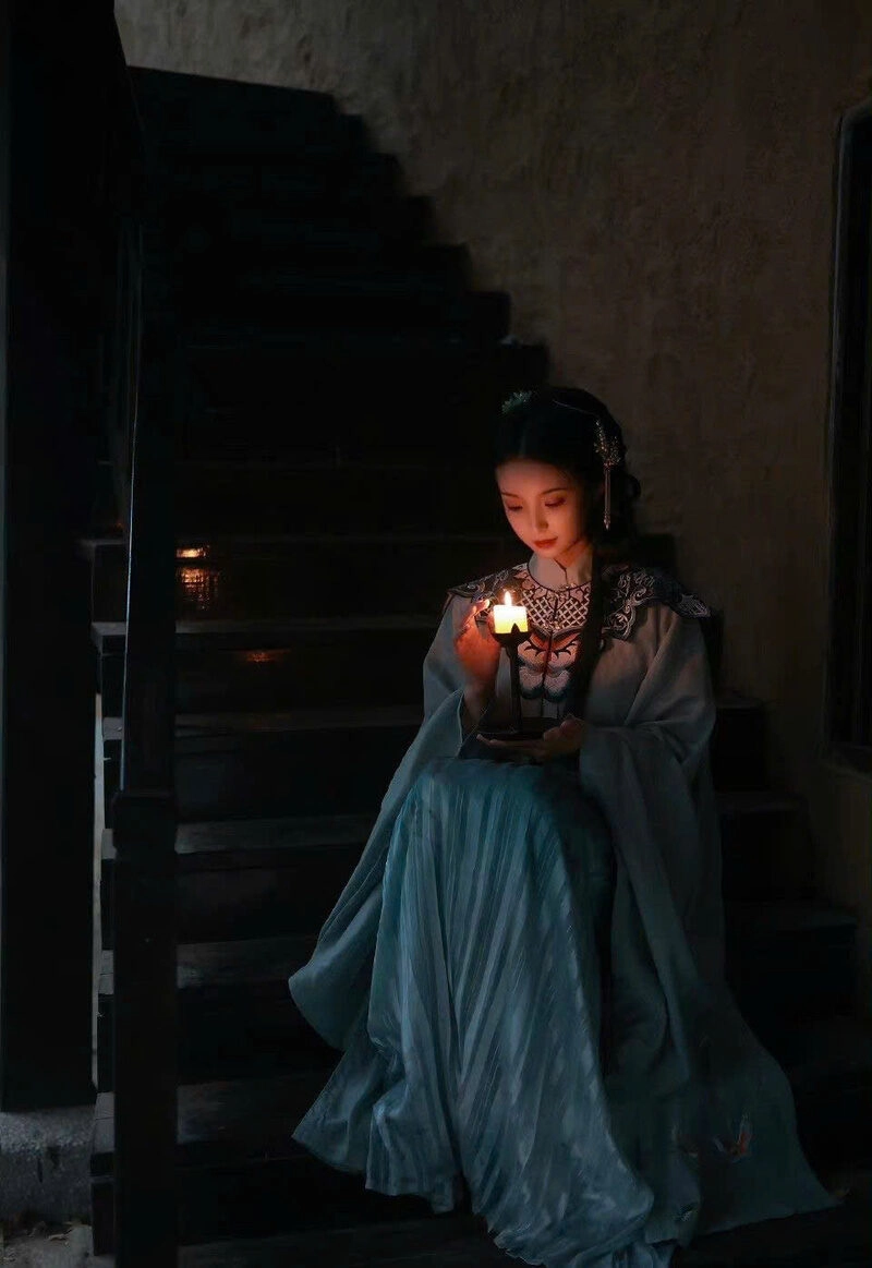 Hình ảnh cô gái soi đèn xuống cầu thang đẹp