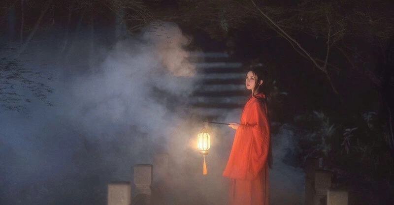 Hình ảnh cô gái soi đèn xuống cầu thang đẹp