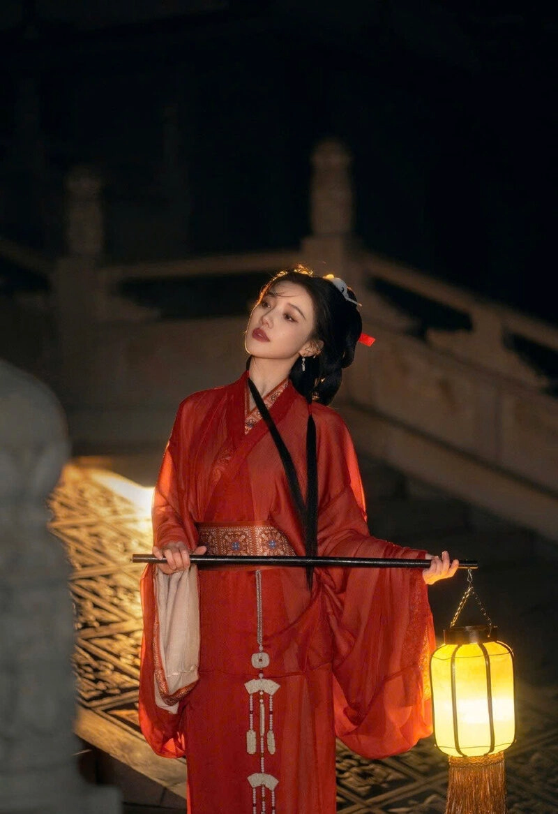 Hình ảnh cô gái soi đèn xuống cầu thang đẹp