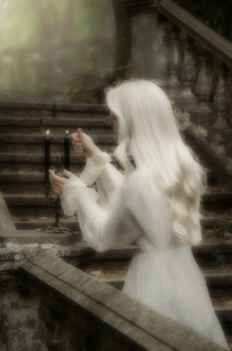 Hình ảnh cô gái soi đèn xuống cầu thang đẹp