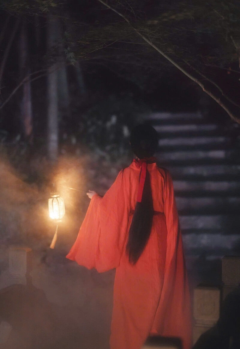 Hình ảnh cô gái soi đèn xuống cầu thang đẹp