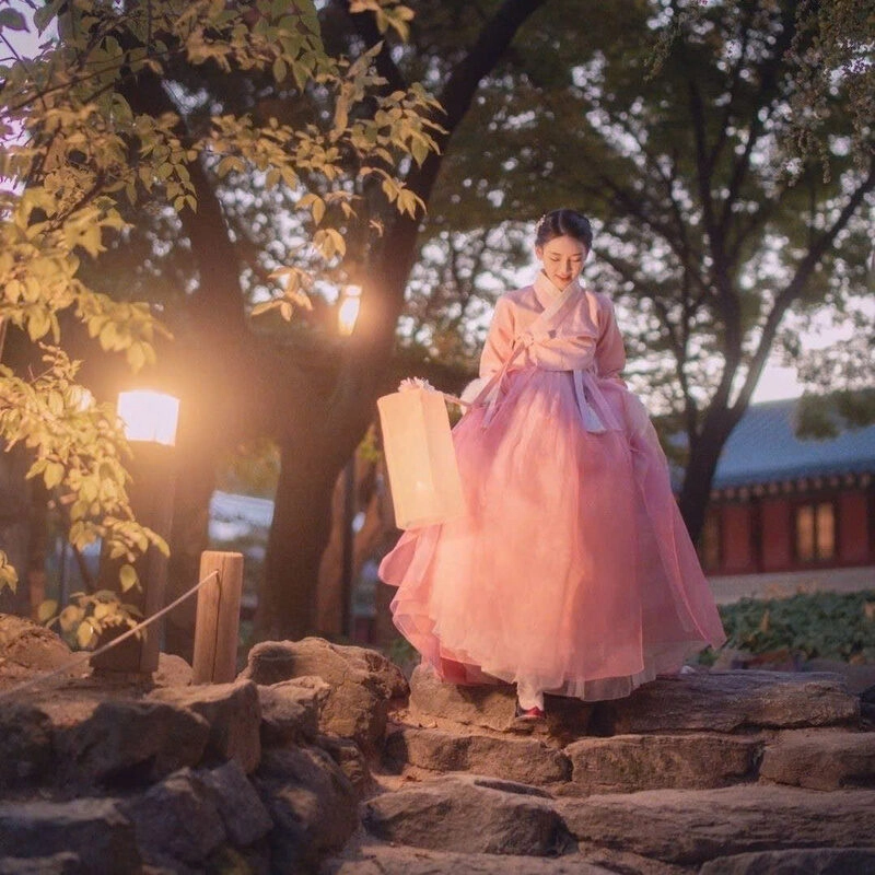 45+ ảnh cô gái soi đèn xuống cầu thang bí ẩn, gợi trí tò mò