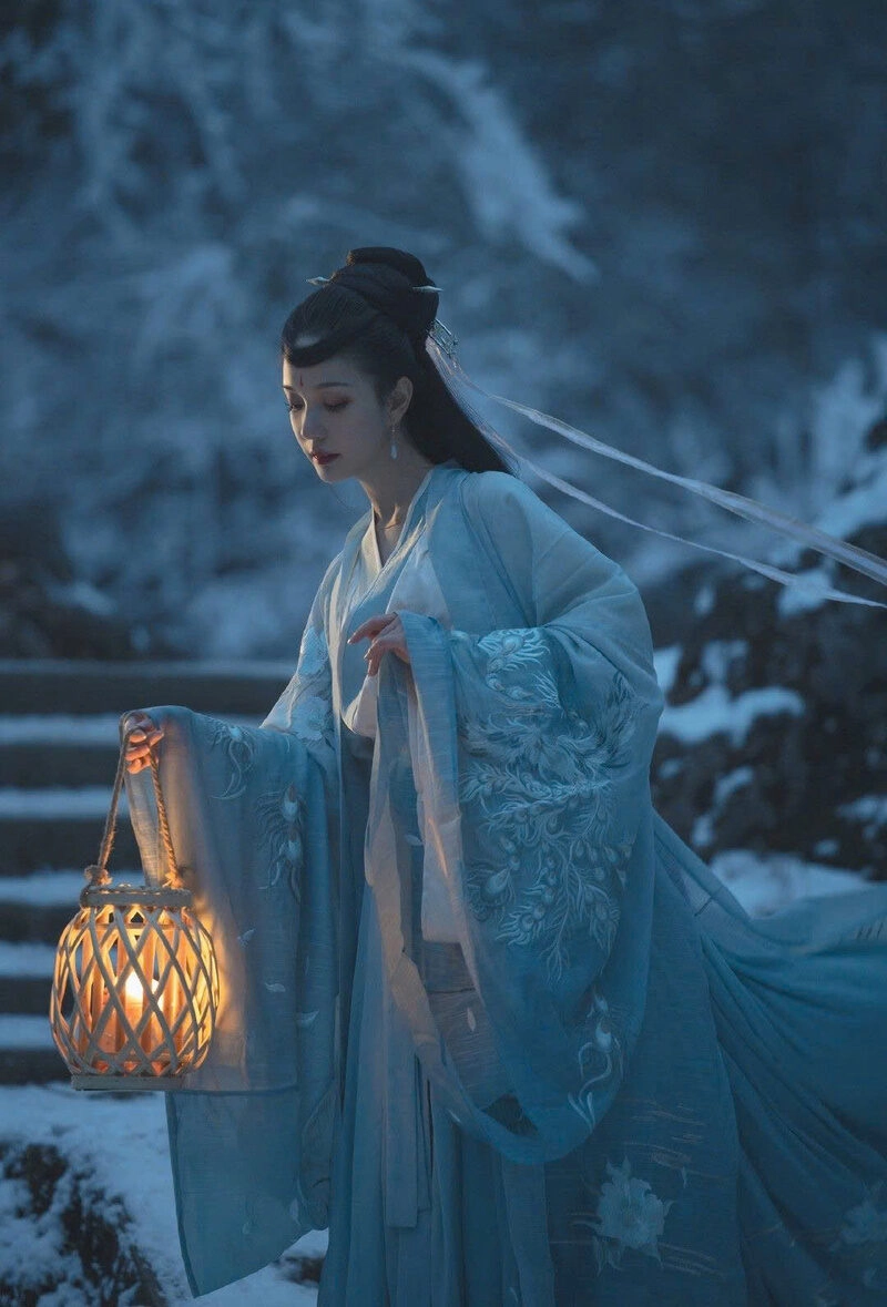 Hình ảnh cô gái soi đèn xuống cầu thang đẹp