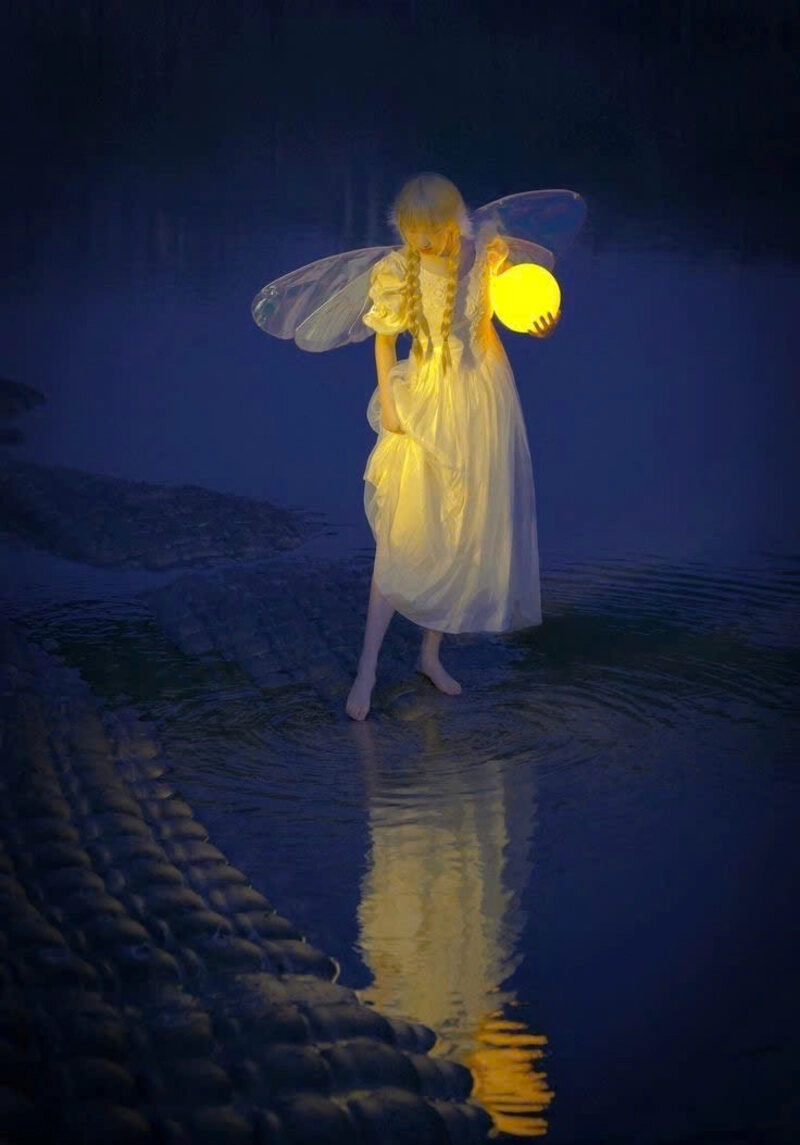 Hình ảnh cô gái soi đèn xuống cầu thang đẹp