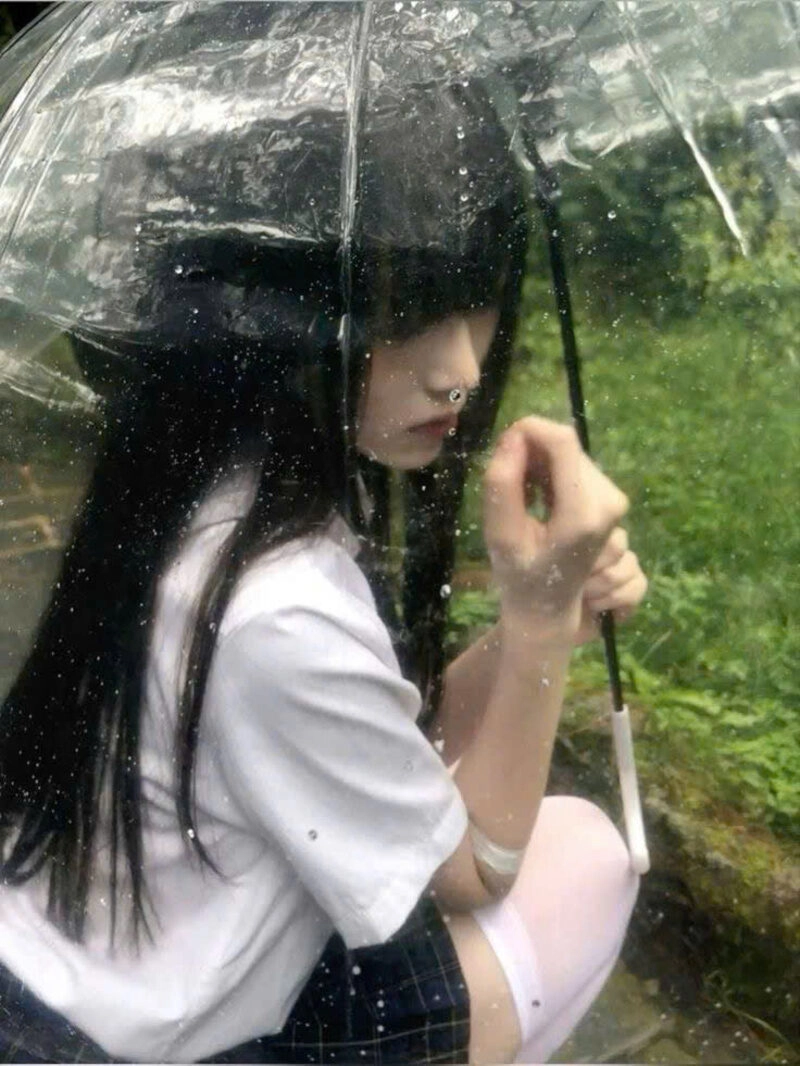 Hình ảnh cô gái xinh đẹp cầm ô đi dưới mưa xinh đẹp