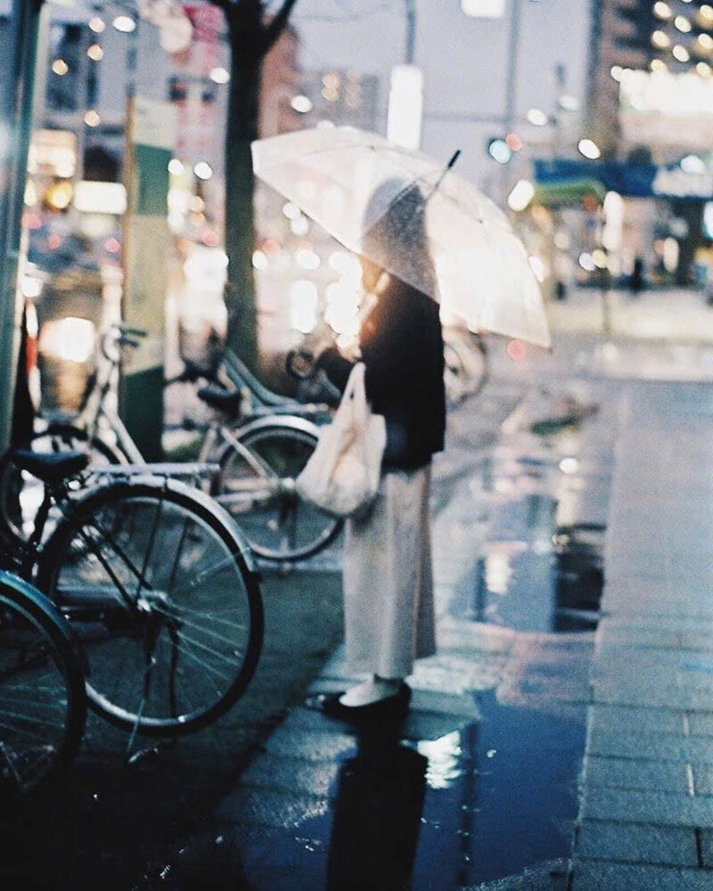 Hình ảnh cô gái xinh đẹp cầm ô đi dưới mưa xinh đẹp