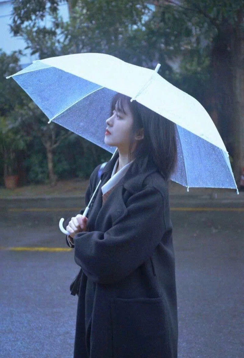 Hình ảnh cô gái xinh đẹp cầm ô đi dưới mưa xinh đẹp