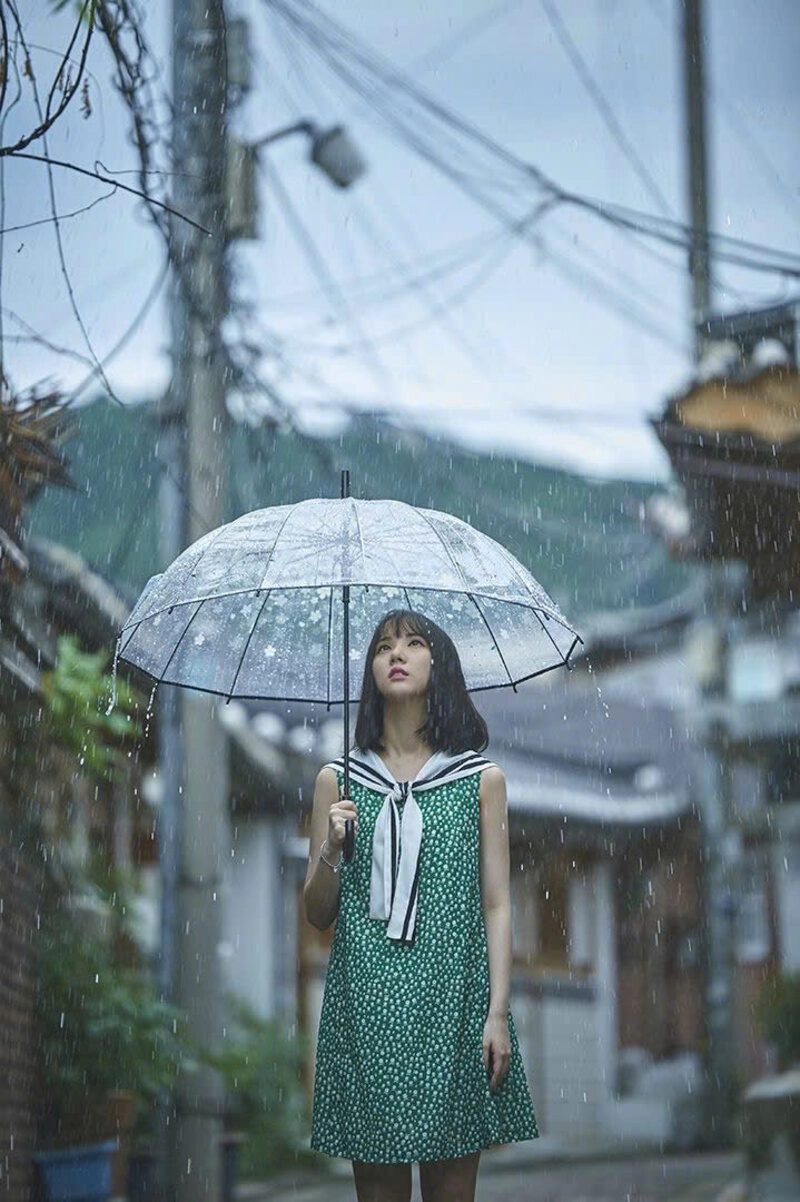 Hình ảnh cô gái xinh đẹp cầm ô đi dưới mưa xinh đẹp
