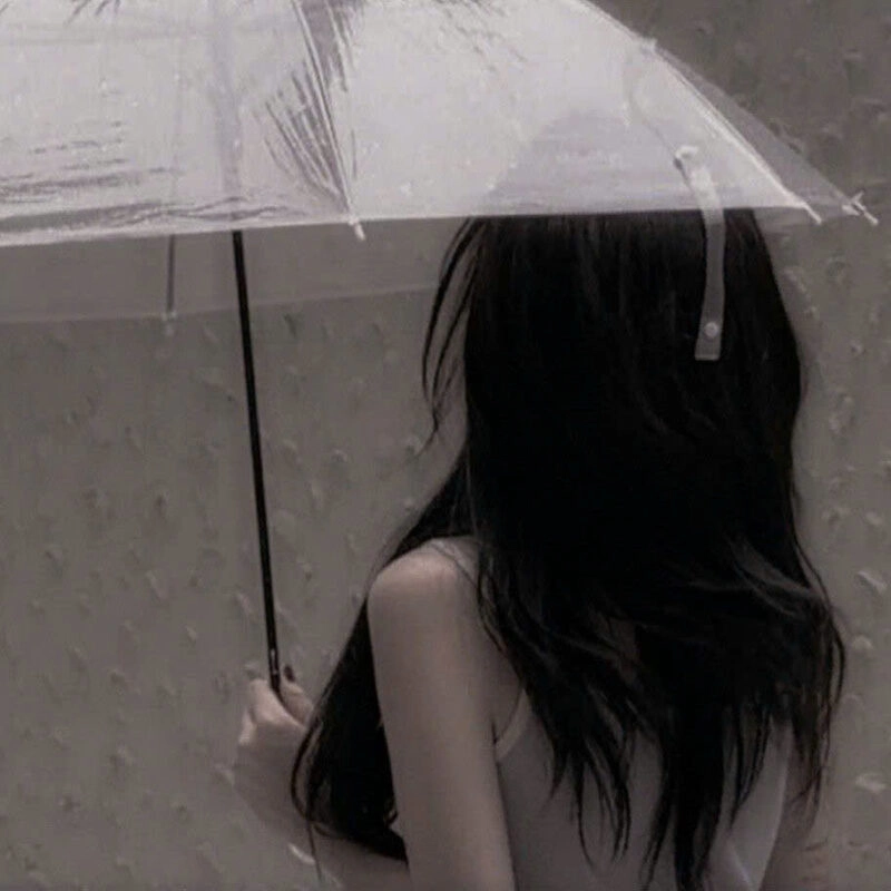 Hình ảnh cô gái xinh đẹp cầm ô đi dưới mưa xinh đẹp