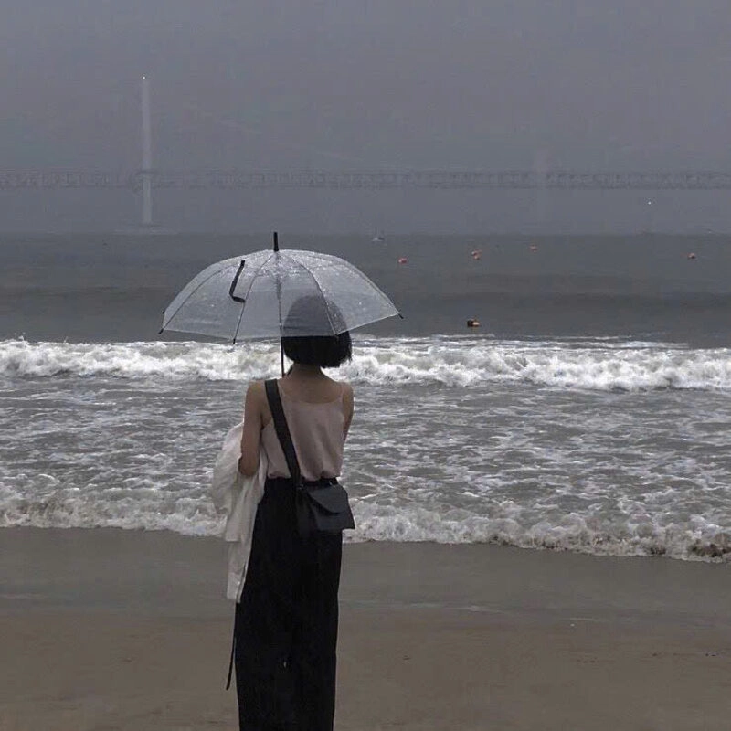 Hình ảnh cô gái xinh đẹp cầm ô đi dưới mưa xinh đẹp