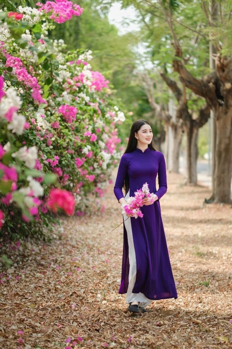 hình ảnh cô gái huế mặc áo dài tím