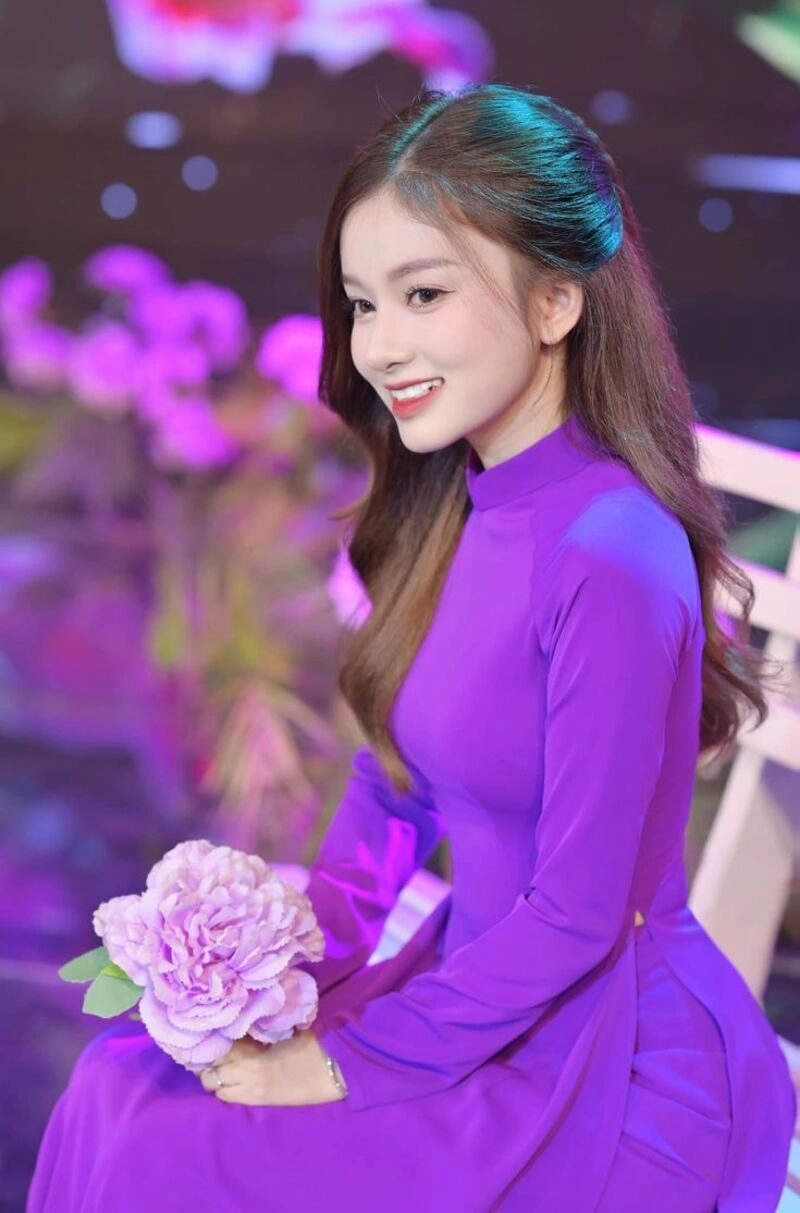 hình ảnh cô gái huế mặc áo dài tím