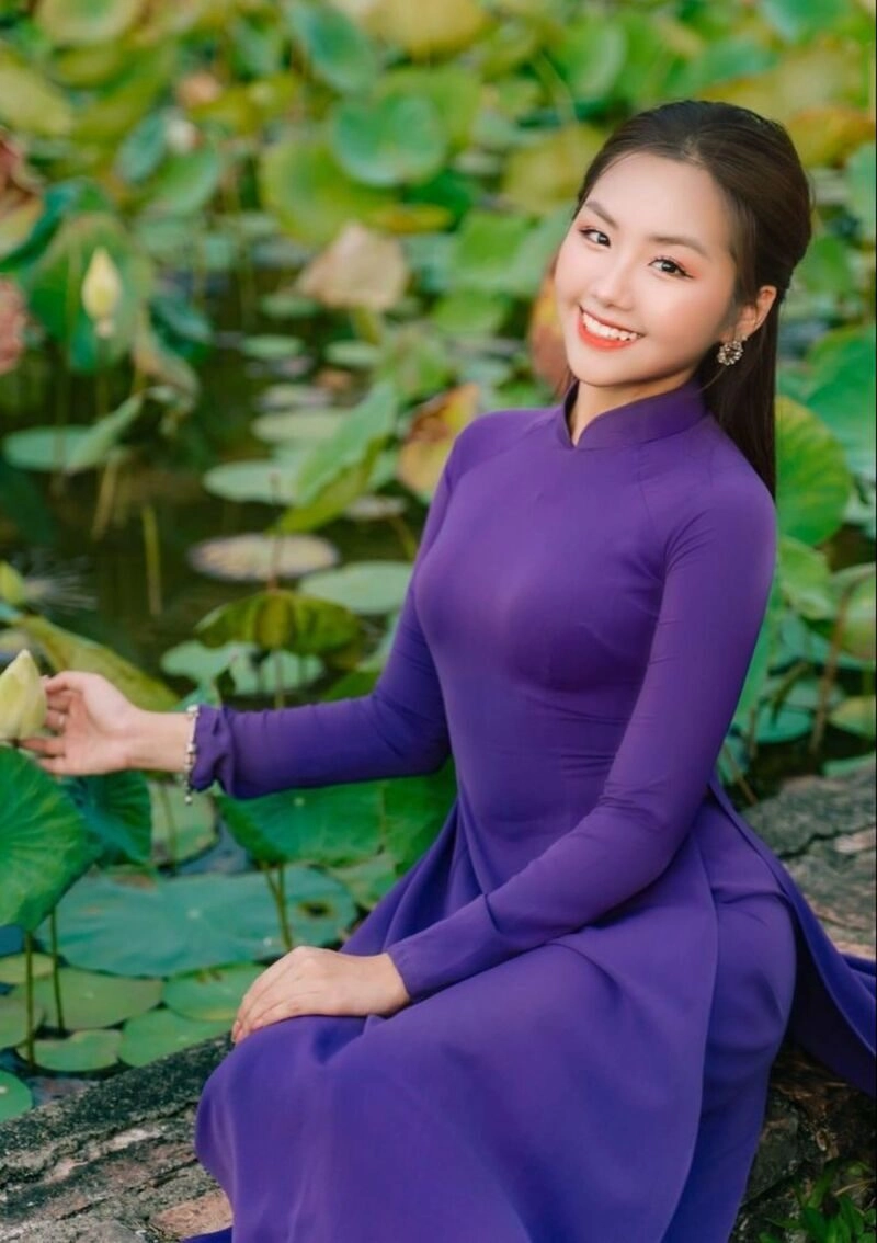 hình ảnh cô gái huế mặc áo dài tím