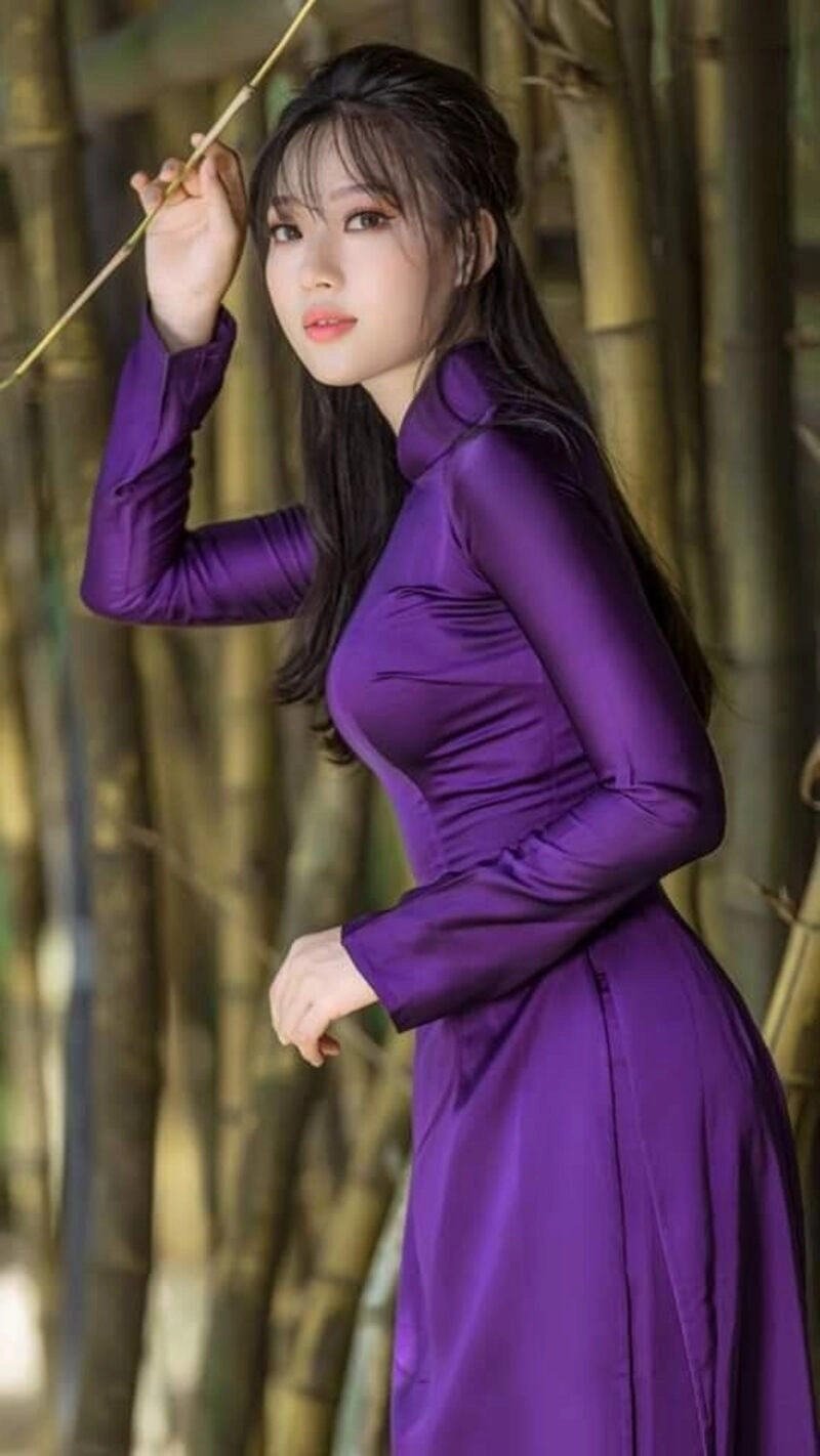 hình ảnh cô gái huế mặc áo dài tím