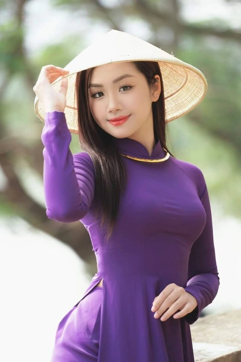 35+ hình ảnh cô gái Huế mặc áo dài tím tôn lên nét đẹp Cố Đô