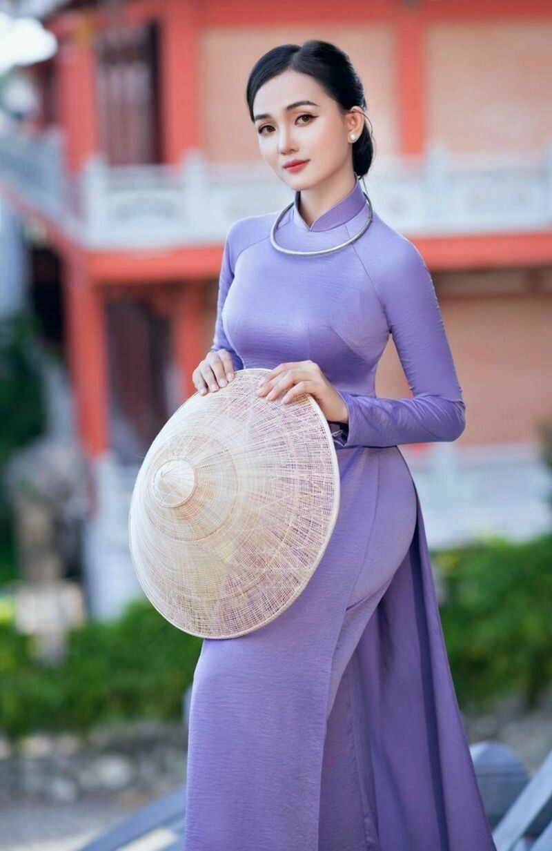 hình ảnh cô gái huế mặc áo dài tím