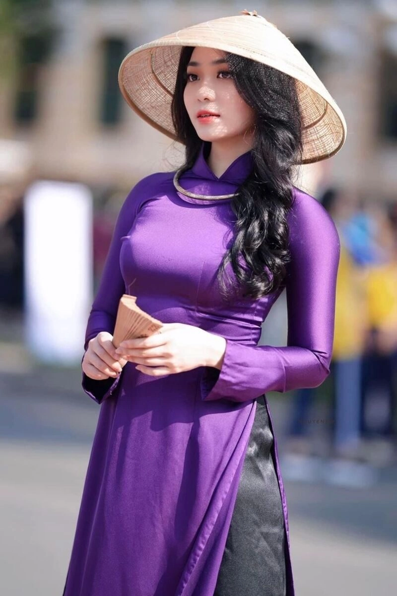 hình ảnh cô gái huế mặc áo dài tím