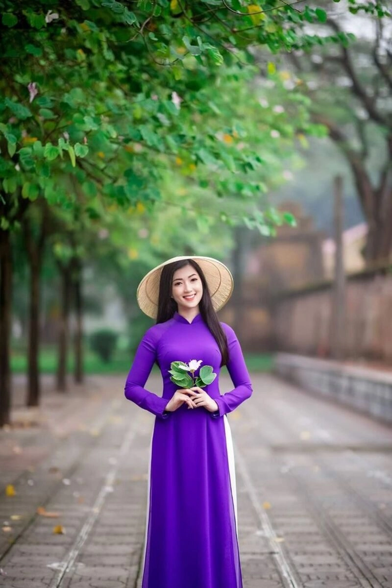 hình ảnh cô gái huế mặc áo dài tím