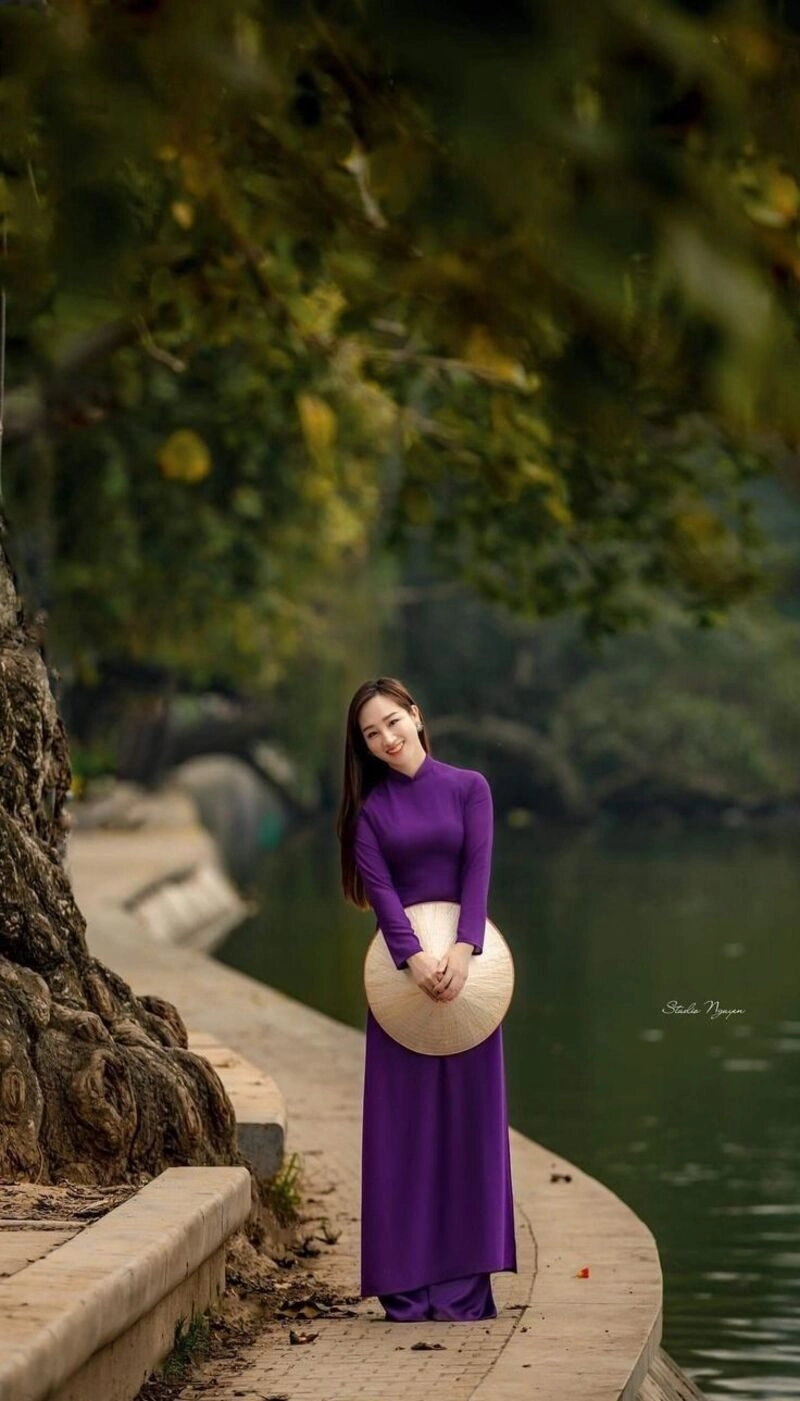 hình ảnh cô gái huế mặc áo dài tím