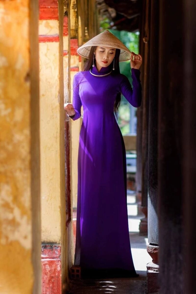 hình ảnh cô gái huế mặc áo dài tím
