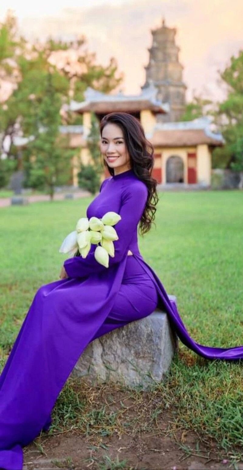 hình ảnh cô gái huế mặc áo dài tím