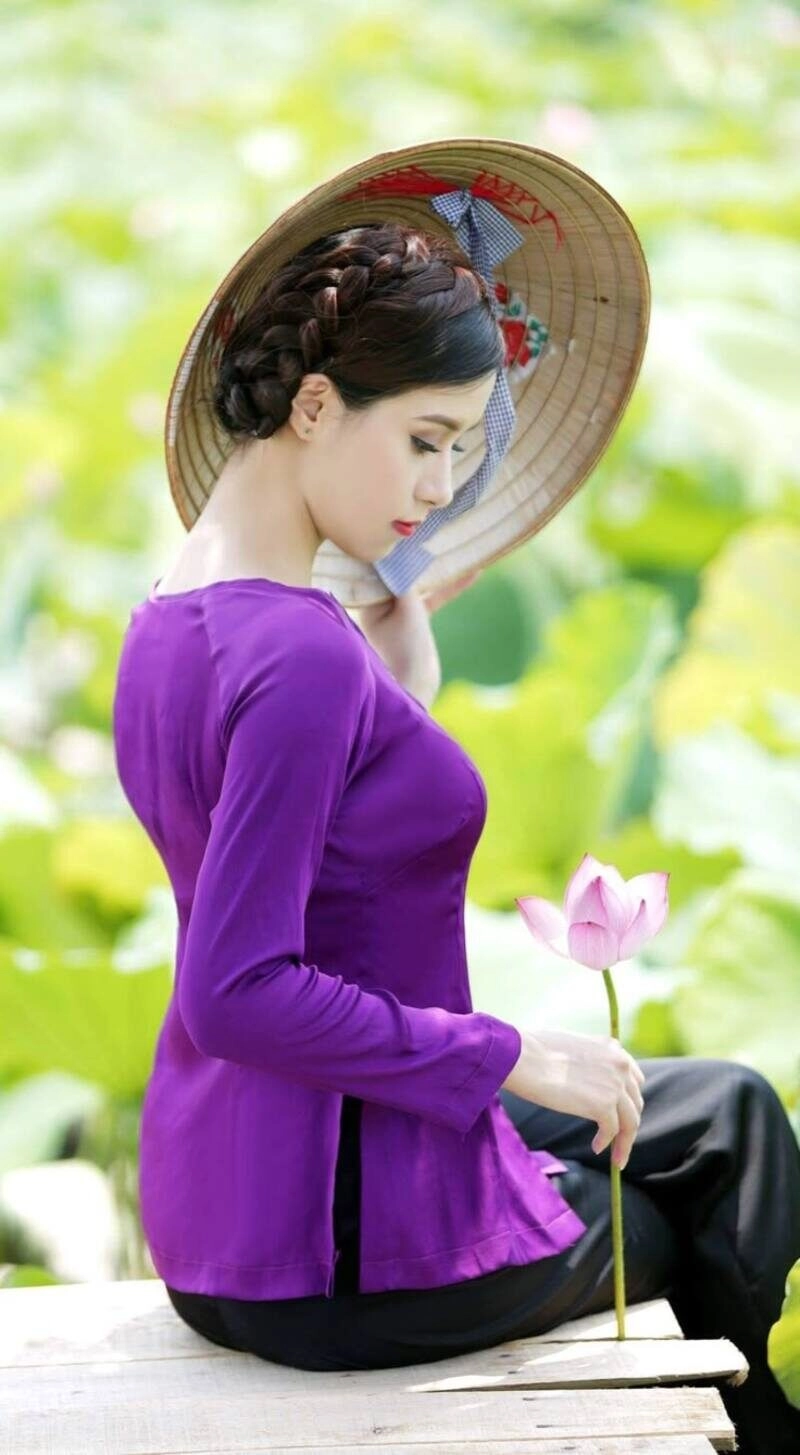 hình ảnh cô gái huế mặc áo dài tím