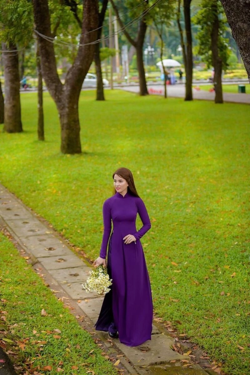 hình ảnh cô gái huế mặc áo dài tím