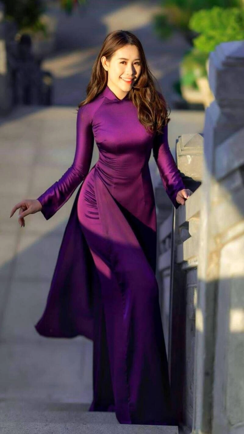 hình ảnh cô gái huế mặc áo dài tím