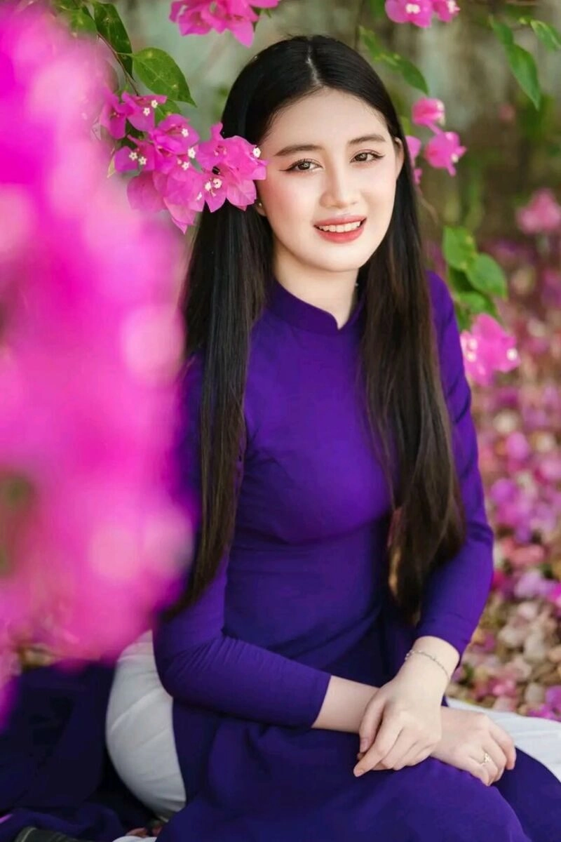 hình ảnh cô gái huế mặc áo dài tím
