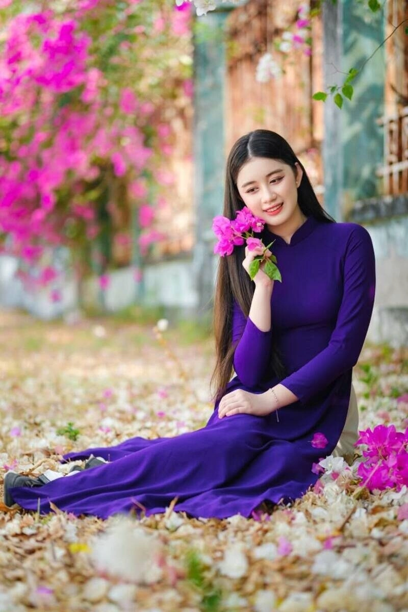 hình ảnh cô gái huế mặc áo dài tím