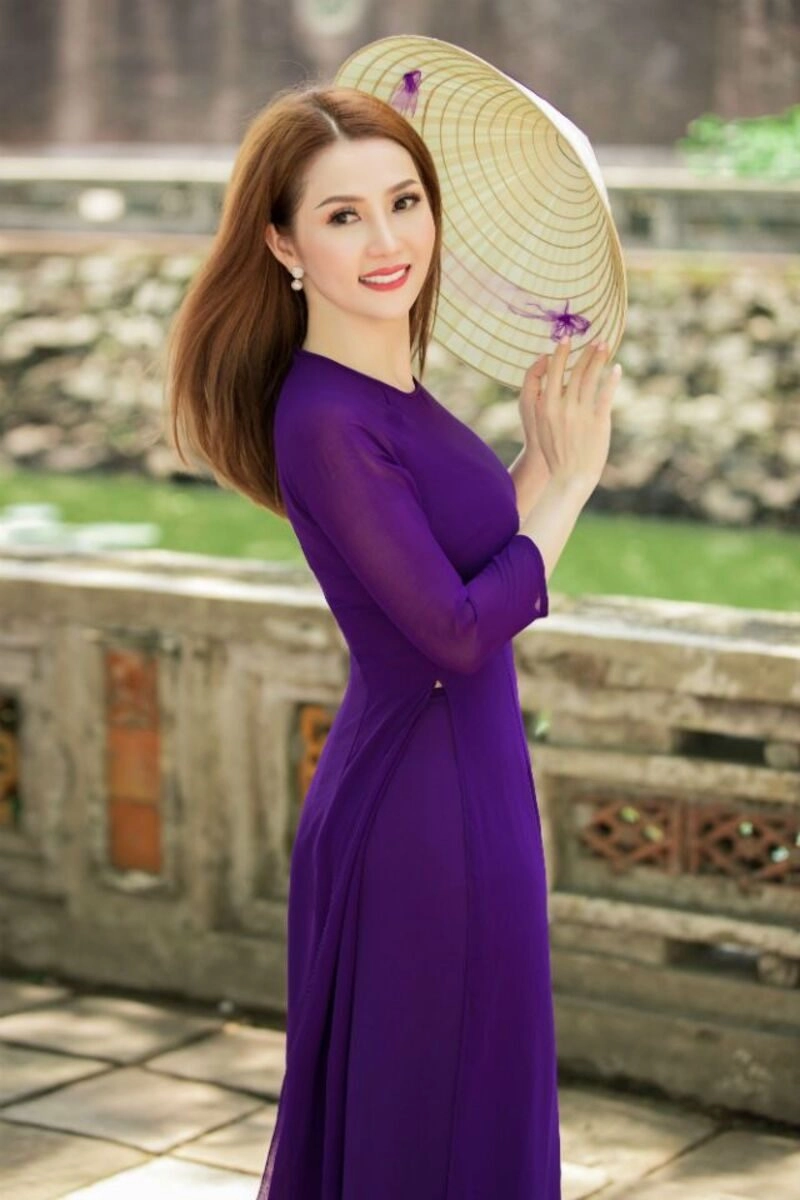 hình ảnh cô gái huế mặc áo dài tím