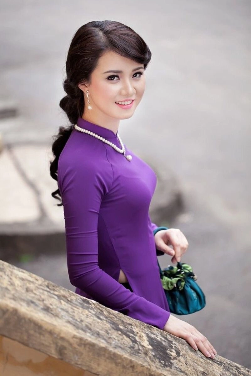 hình ảnh cô gái huế mặc áo dài tím