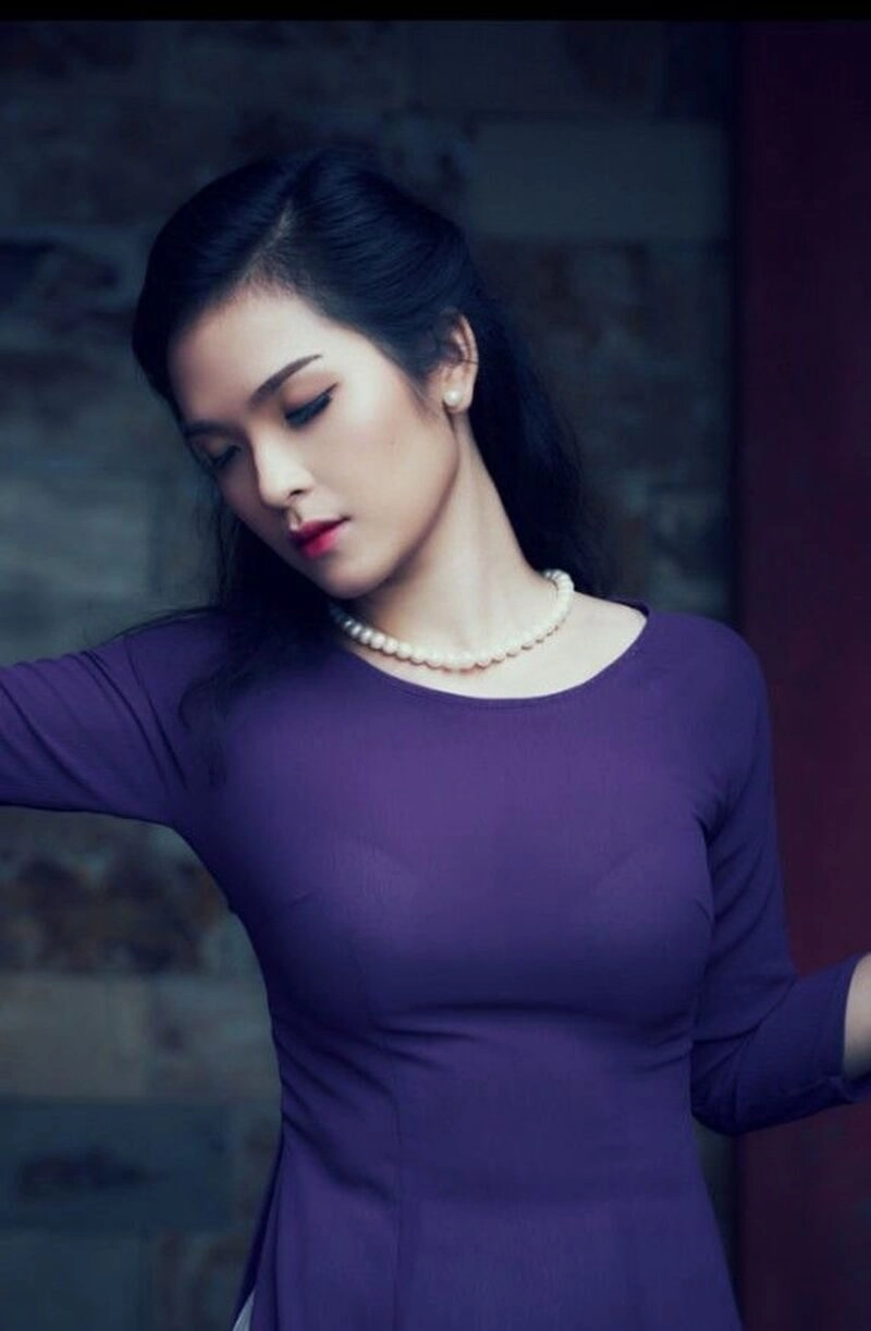 hình ảnh cô gái huế mặc áo dài tím