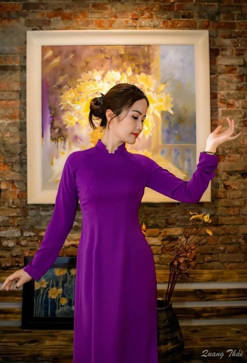 hình ảnh cô gái huế mặc áo dài tím