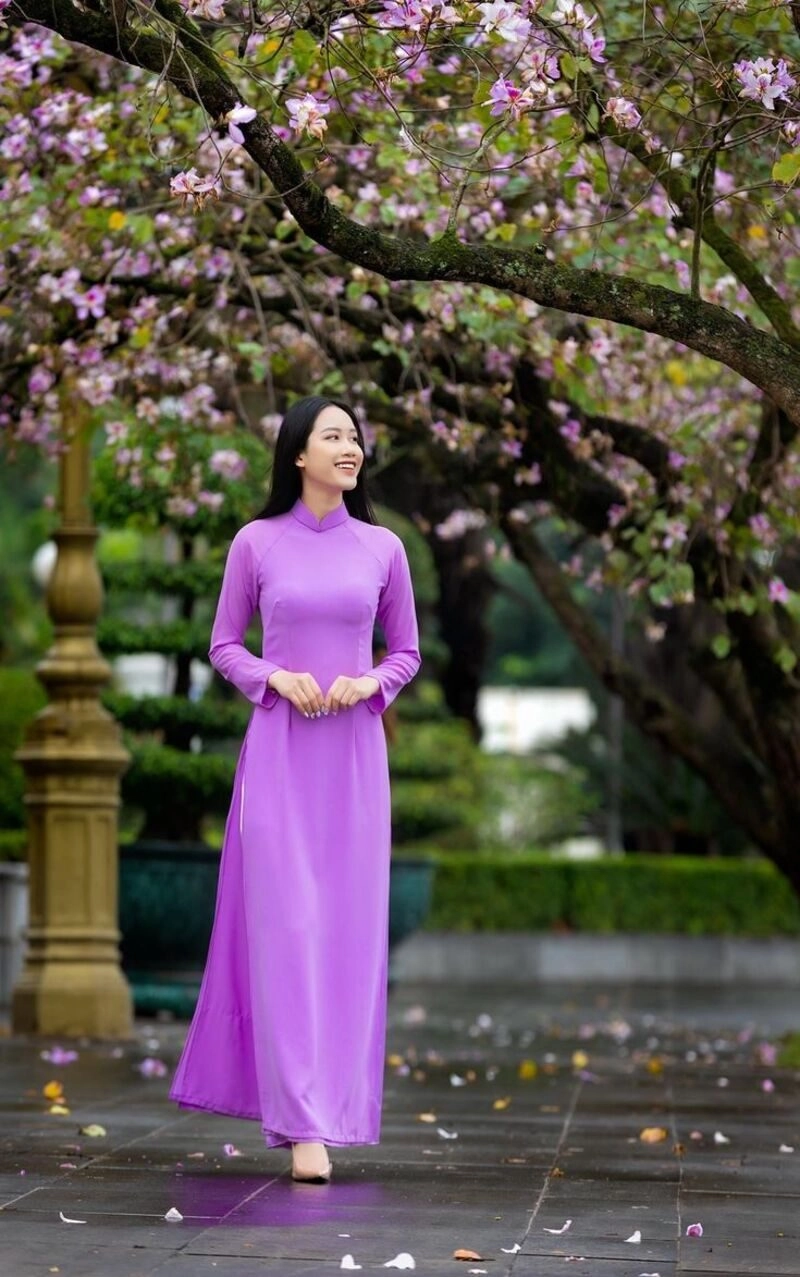 hình ảnh cô gái huế mặc áo dài tím