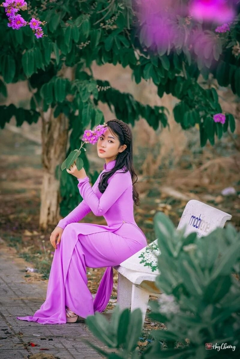 hình ảnh cô gái huế mặc áo dài tím